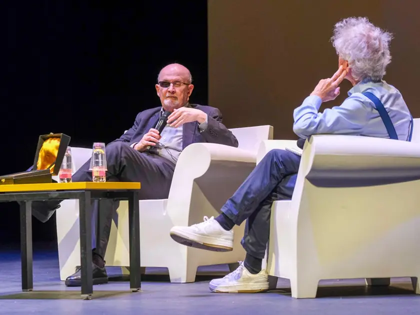 Salman Rushdie insieme a Federico Rampini (foto Cozzarin)