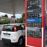 I prezzi di giovedì 17 settembre in un distributore di carburanti in Fvg. Foto Petrussi