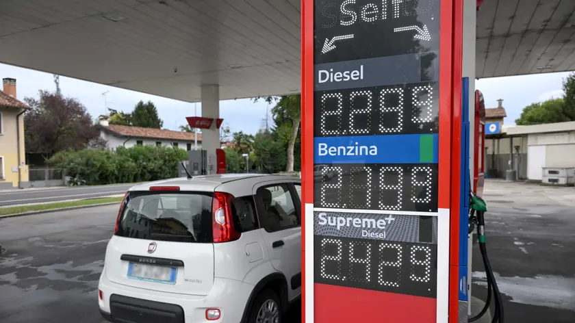 I prezzi di giovedì 17 settembre in un distributore di carburanti in Fvg. Foto Petrussi