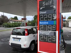 I prezzi di giovedì 17 settembre in un distributore di carburanti in Fvg. Foto Petrussi