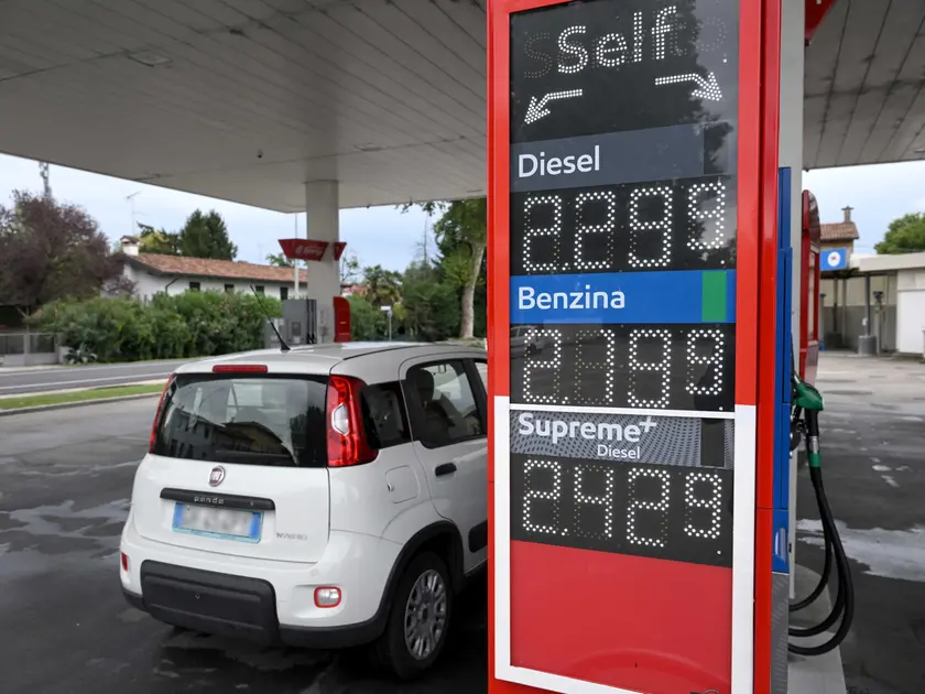 I prezzi di giovedì 17 settembre in un distributore di carburanti in Fvg. Foto Petrussi