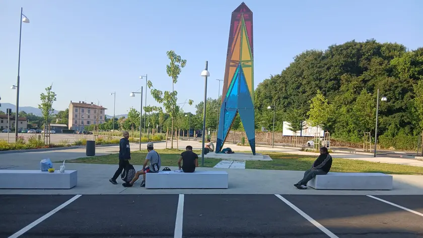 Migranti nel piazzale della Casa Rossa in attesa del permesso di soggiorno