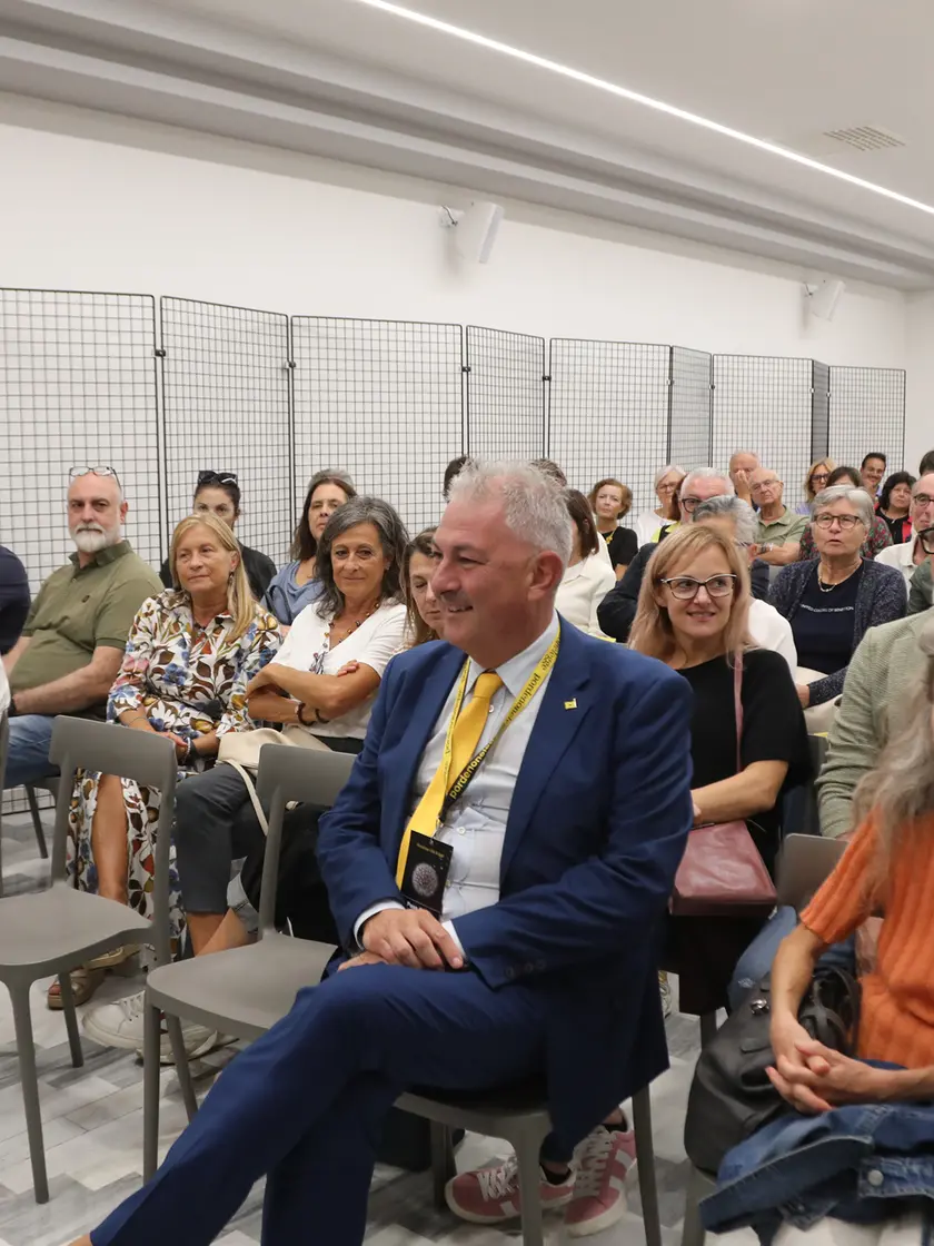Il pubblico alla presentazione, il sindaco di Pordenone Basso in prima fila
