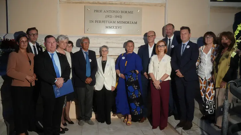 La targa apposta sul liceo-ginnasio italiano di Rovigno “Antonio Borme” (Foto Smsi)