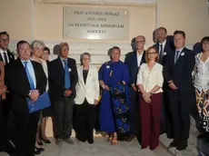 La targa apposta sul liceo-ginnasio italiano di Rovigno “Antonio Borme” (Foto Smsi)