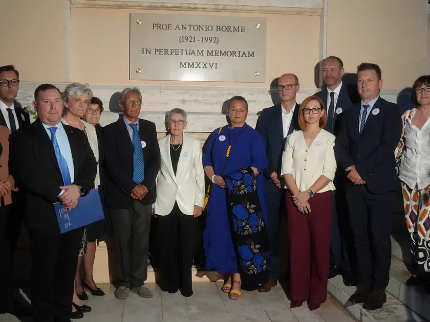 La targa apposta sul liceo-ginnasio italiano di Rovigno “Antonio Borme” (Foto Smsi)