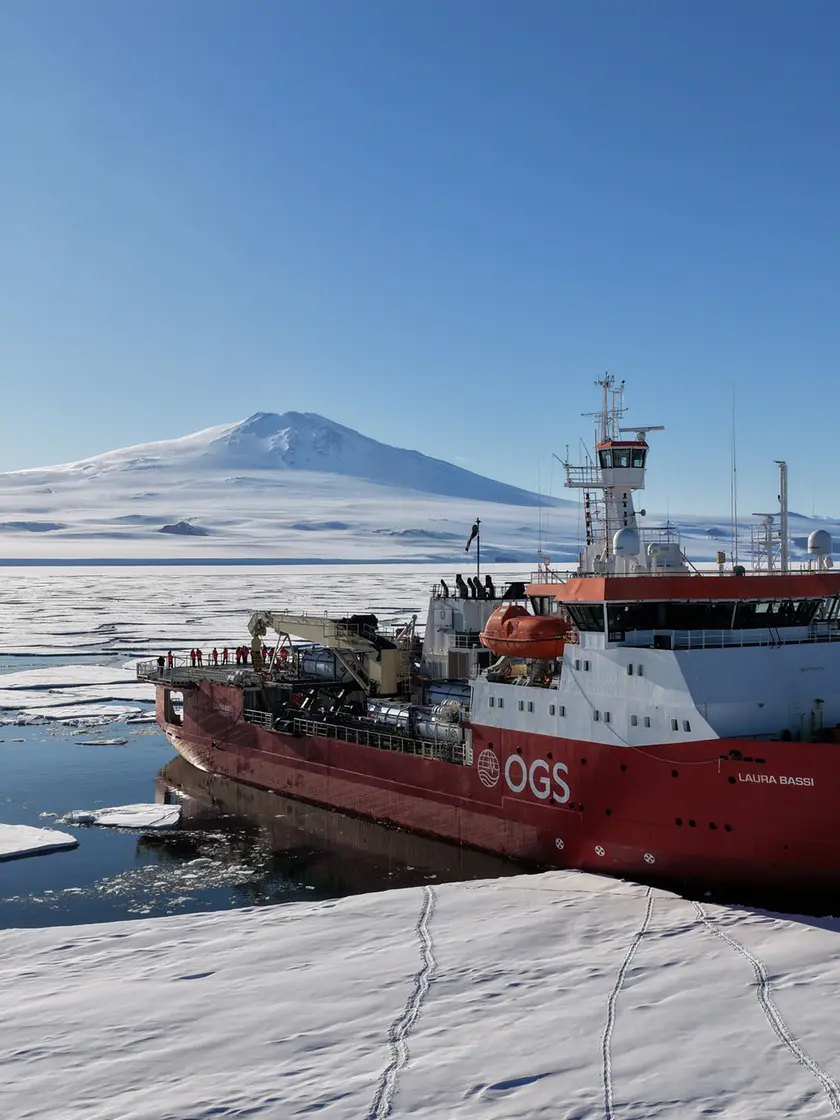 La nave da ricerca Laura Bassi dell'Ogs