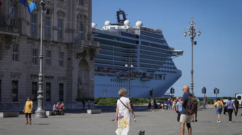 Msc Fantasia ormeggiata alla Stazione Marittima e vista da piazza Unità: l’evento Il Piccolo-Msc si svolgerà in un salone a poppa (foto Lasorte)