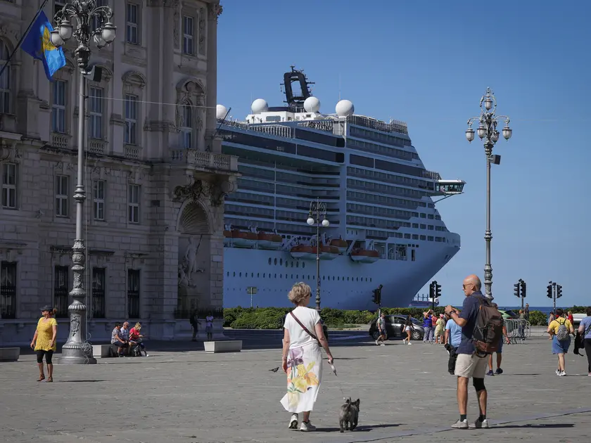 Msc Fantasia ormeggiata alla Stazione Marittima e vista da piazza Unità: l’evento Il Piccolo-Msc si svolgerà in un salone a poppa (foto Lasorte)