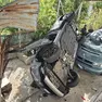 L'auto, cadendo, ha sfondato il cancello e la tettoia del garage del vicino di casa