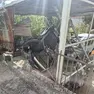 L'auto, cadendo, ha sfondato il cancello e la tettoia del garage del vicino di casa