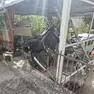 L'auto, cadendo, ha sfondato il cancello e la tettoia del garage del vicino di casa