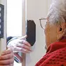 Truffa agli anziani in una foto di repertorio