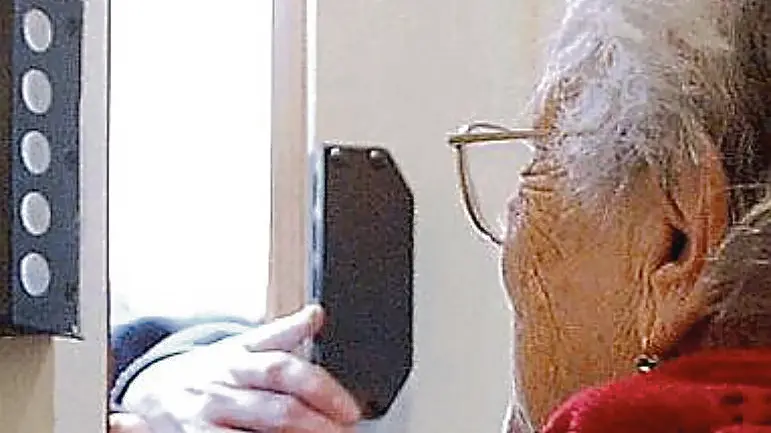 Truffa agli anziani in una foto di repertorio