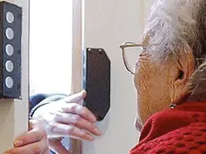 Truffa agli anziani in una foto di repertorio