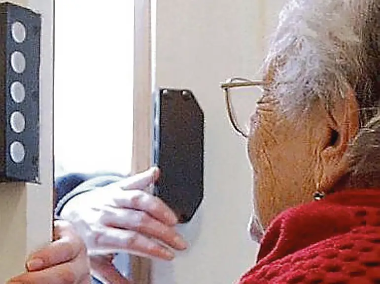 Truffa agli anziani in una foto di repertorio