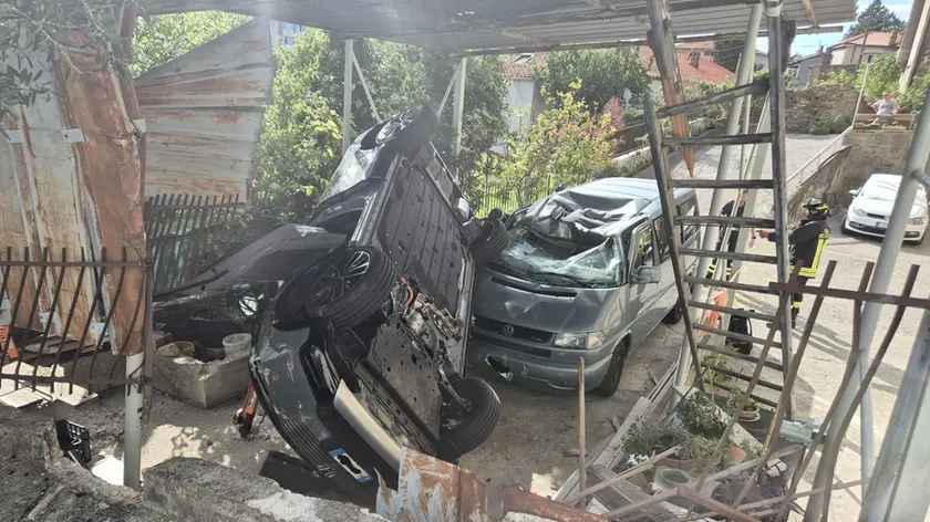 L'auto cappottata dopo l'incidente