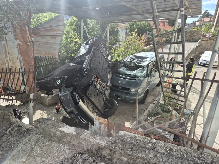L'auto cappottata dopo l'incidente
