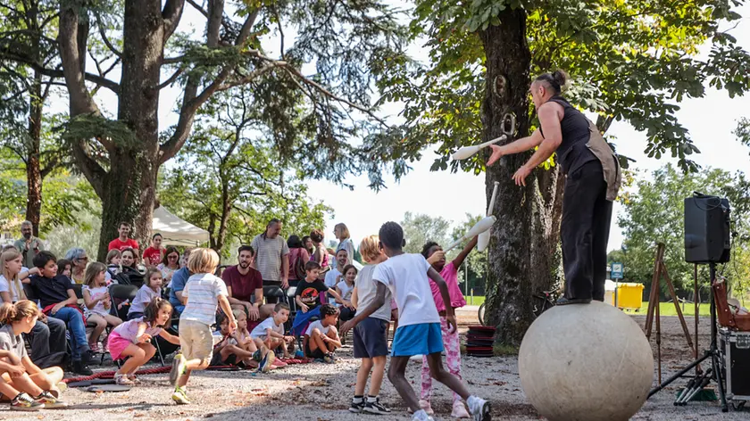 Il Piccolo festival di circo "Tuttintorno" al parco Basaglia ha visto la partecipazione di tante famiglie. Foto Tibaldi