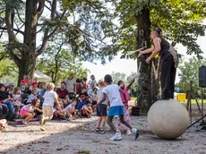 Il Piccolo festival di circo "Tuttintorno" al parco Basaglia ha visto la partecipazione di tante famiglie. Foto Tibaldi