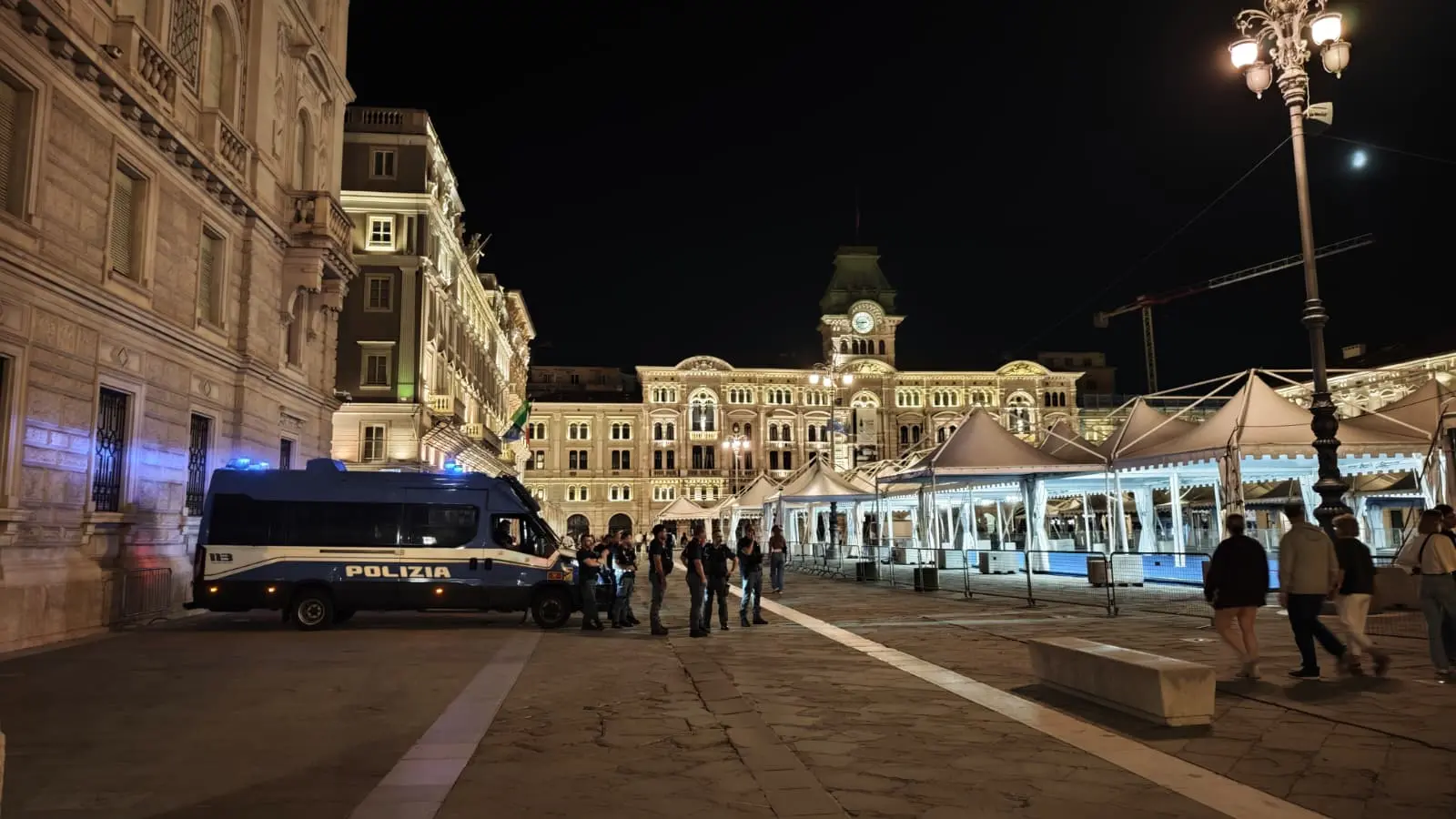 La polizia in piazza Unità per la manifestazione non preavvisata. Foto Andrea Lasorte