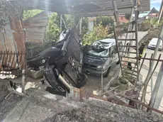 L'auto cappottata dopo lo schianto