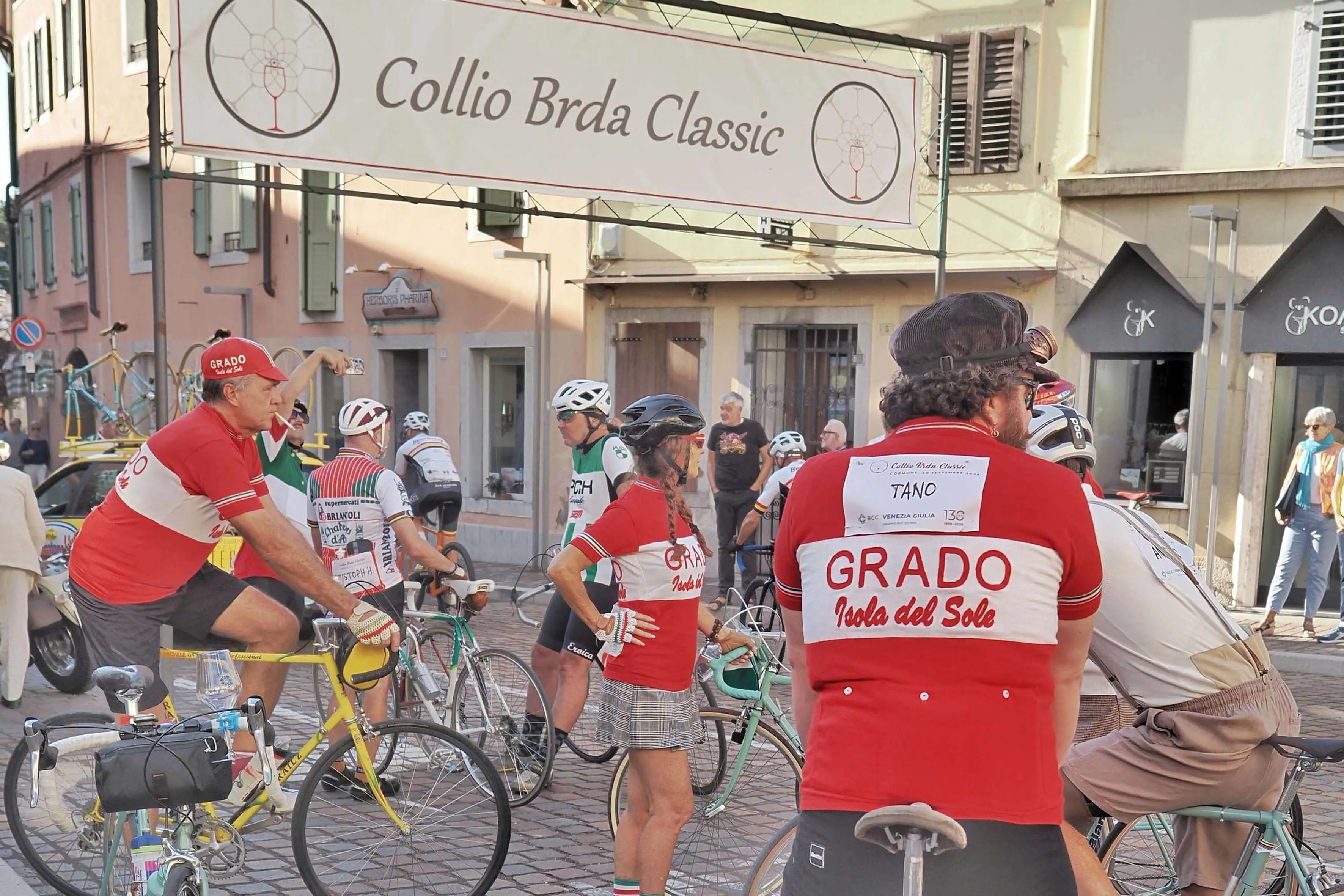 Da Cormons è partita la ciclostorica Collio Brda Classic. Foto Petrussi