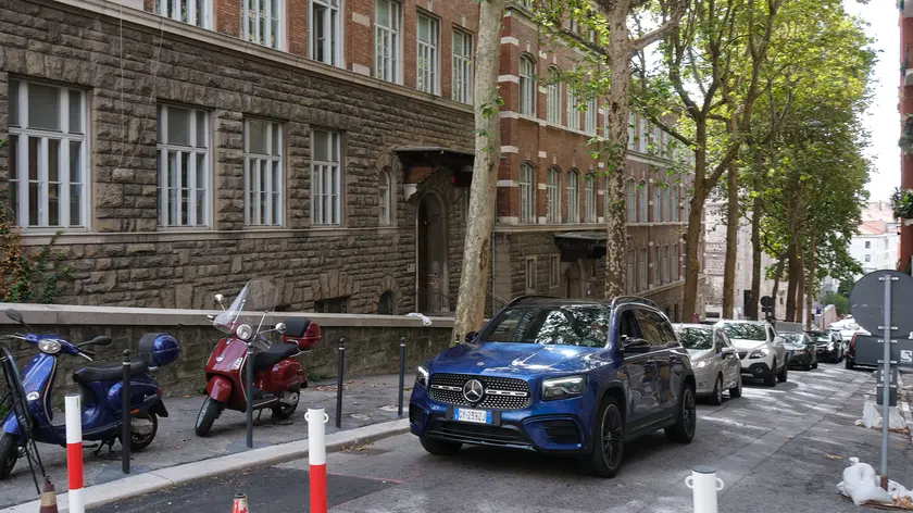 La segnaletica confonde gli automobilisti. Foto Silvano