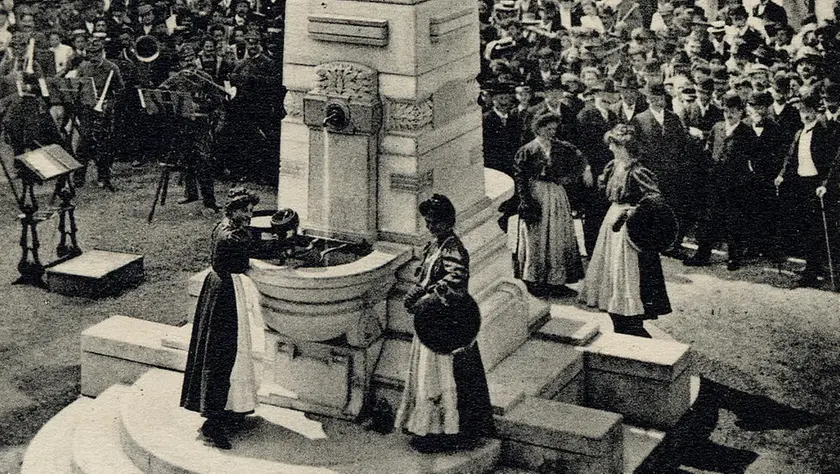 L’inaugurazione della fontana progettata da Lasciac