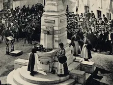L’inaugurazione della fontana progettata da Lasciac