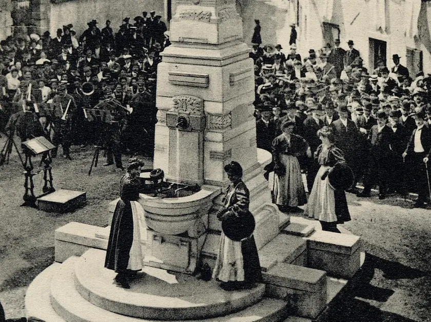 L’inaugurazione della fontana progettata da Lasciac