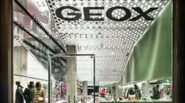 La vetrina di un negozio Geox