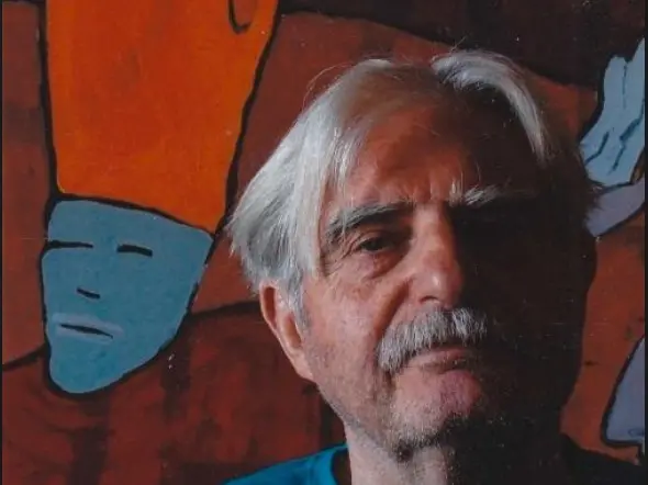 L'artista Ugo Pierri ritratto davanti a uno dei suoi disegni