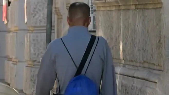 La foto dello sconosciuto di spalle
