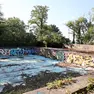 Le condizioni in cui versa la piscina, la vegetazioni ha preso il sopravvento Foto Andrea Lasorte