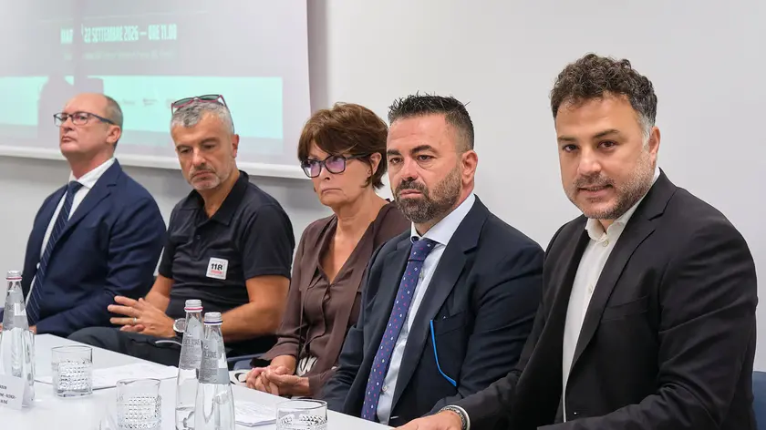 La presentazione dei defibrillatori. Foto Silvano