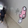 Scritte con lo spray nel tunnel (fotoservizio Daniele Tibaldi)