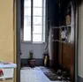 L’ingresso dell’appartamento distrutto dal rogo in via Battisti a Trieste (foto Andrea Lasorte)