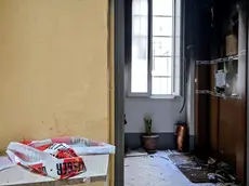 L’ingresso dell’appartamento distrutto dal rogo in via Battisti a Trieste (foto Andrea Lasorte)