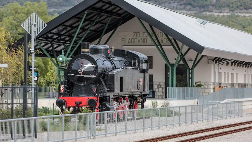 Uno dei vecchi treni a vapore sul ponte di Salcano (fotoservizio Daniele Tibaldi)