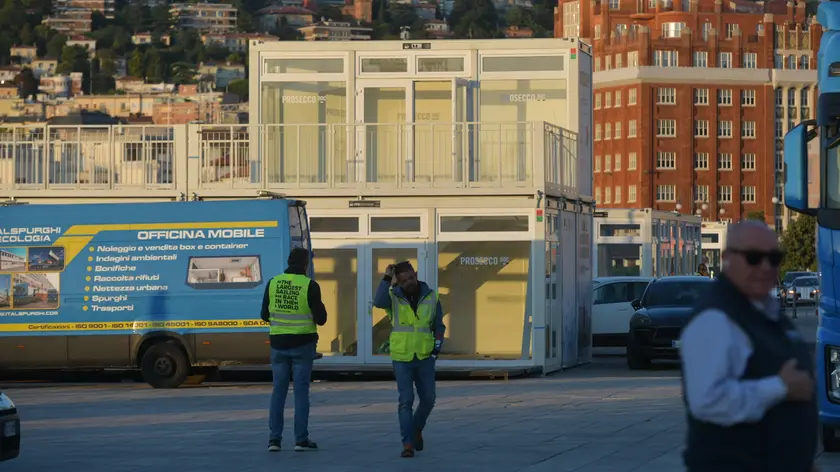 I lavori per gli stand Barcolana (fotoservizio Francesco Bruni)