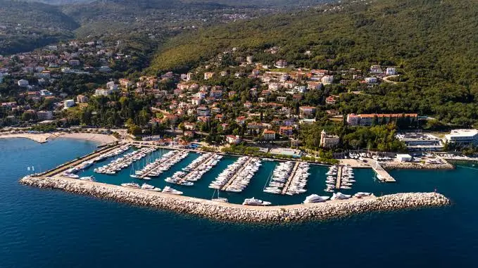 Una veduta del marina dell’AciaIcici, Abbazia (foto dal sito di Aci)