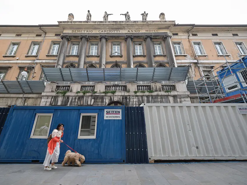 L’area del cantiere di Palazzo Carciotti, con i moduli prefabbricati tra via Cassa di Risparmio e il Canale (Silvano)