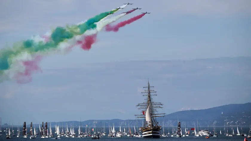 La nave scuola Amerigo Vespucci e il volo delle frecce tricolori nel Golfo di Trieste. Foto Silvano