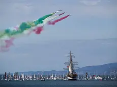 La nave scuola Amerigo Vespucci e il volo delle frecce tricolori nel Golfo di Trieste. Foto Silvano