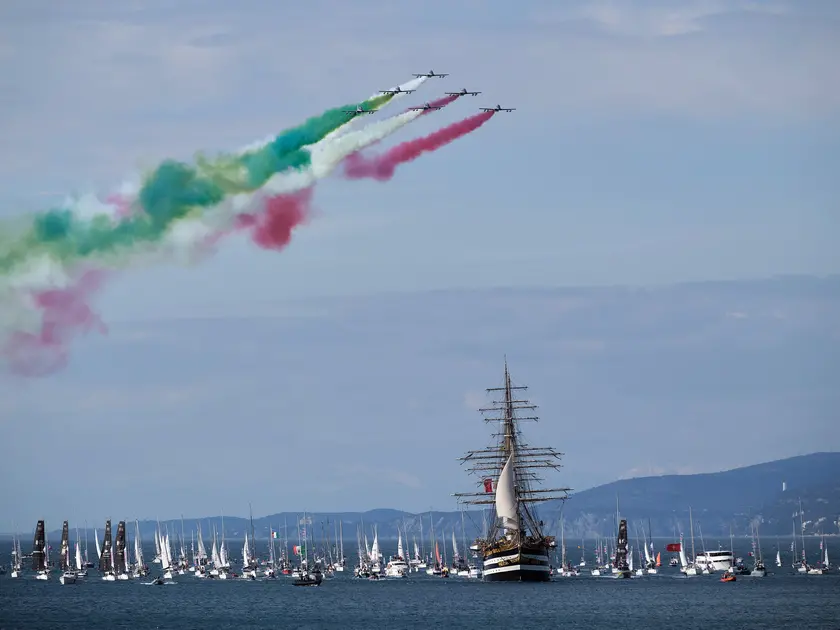 La nave scuola Amerigo Vespucci e il volo delle frecce tricolori nel Golfo di Trieste. Foto Silvano