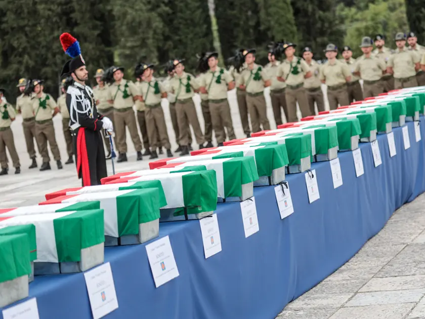 La cerimonia al Sacrario di Redipuglia. A destra, l’intervento del sottosegretario Rauti Foto Tibaldi
