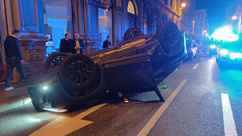 L'auto cappottata in via Filzi