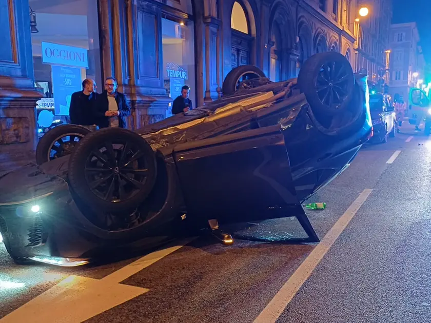 L'auto cappottata in via Filzi