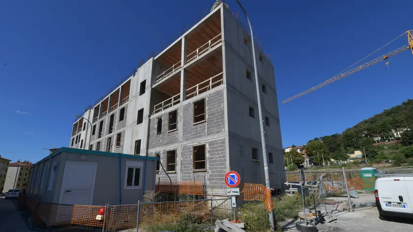 Il cantiere nel rione di Gretta dove sorgeranno i nuovi alloggi (fotoservizio Francesco Bruni)